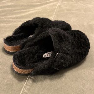 Birkenstock Big Buckle Shearling Boston Clogs in Black - EU39/Women’s 8-8.5